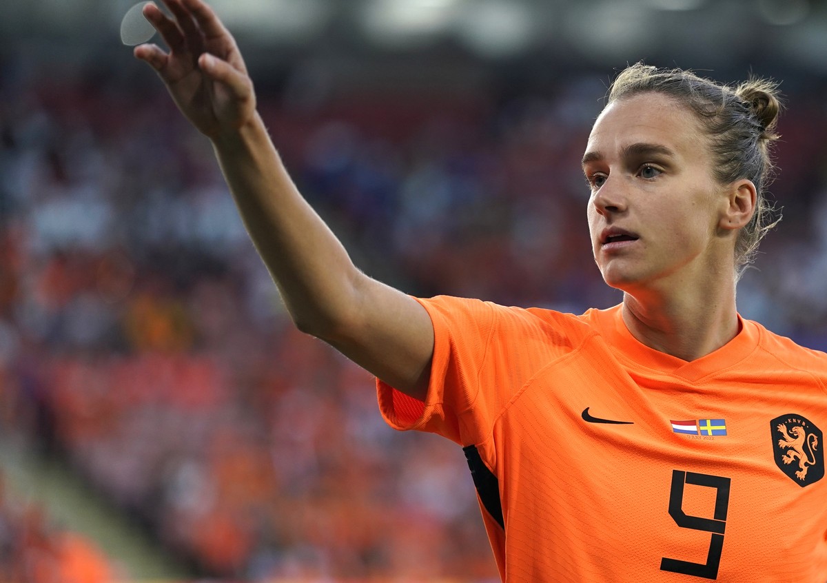 epa10062613 The Netherlands' Vivianne Miedema reacts during the Group B match of the UEFA Women's EURO 2022 between the Netherlands and Sweden in Sheffield, Britain, 09 July 2022. EPA/TIM KE ...