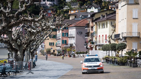 Ein Polizeiauto patrouilliert am Seeuferweg von Ascona, am Sonntag, 12. April 2020. Bundesrat und Tessiner Regierung hatten schon fuer das vergangene Wochenende explizit dazu aufgerufen, nicht ins Tes ...