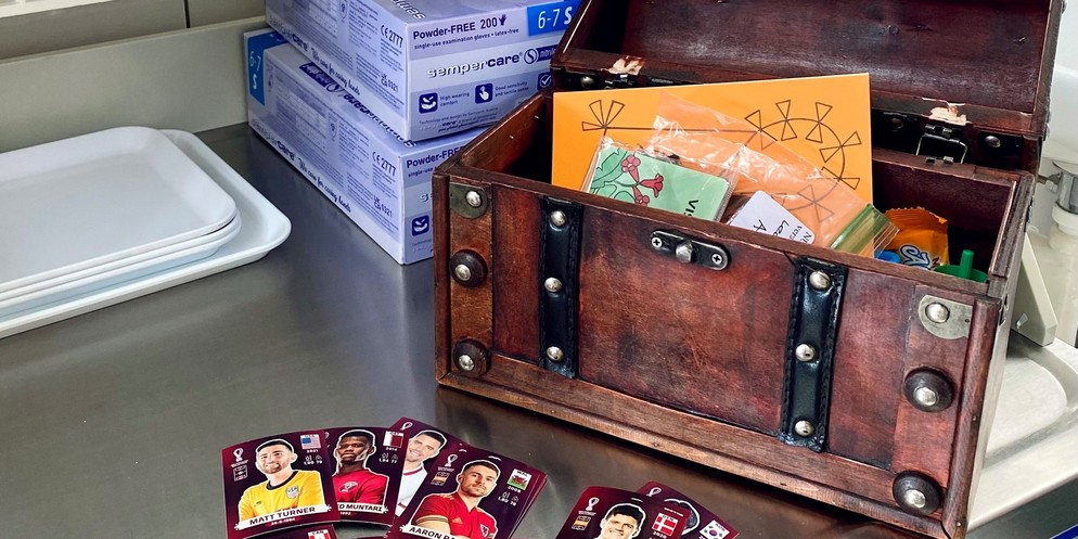 Wie eine Schatztruhe: Die «Tröschterlibox» des Kinderspital Zürich hat schon bald auch Panini-Bilder drin