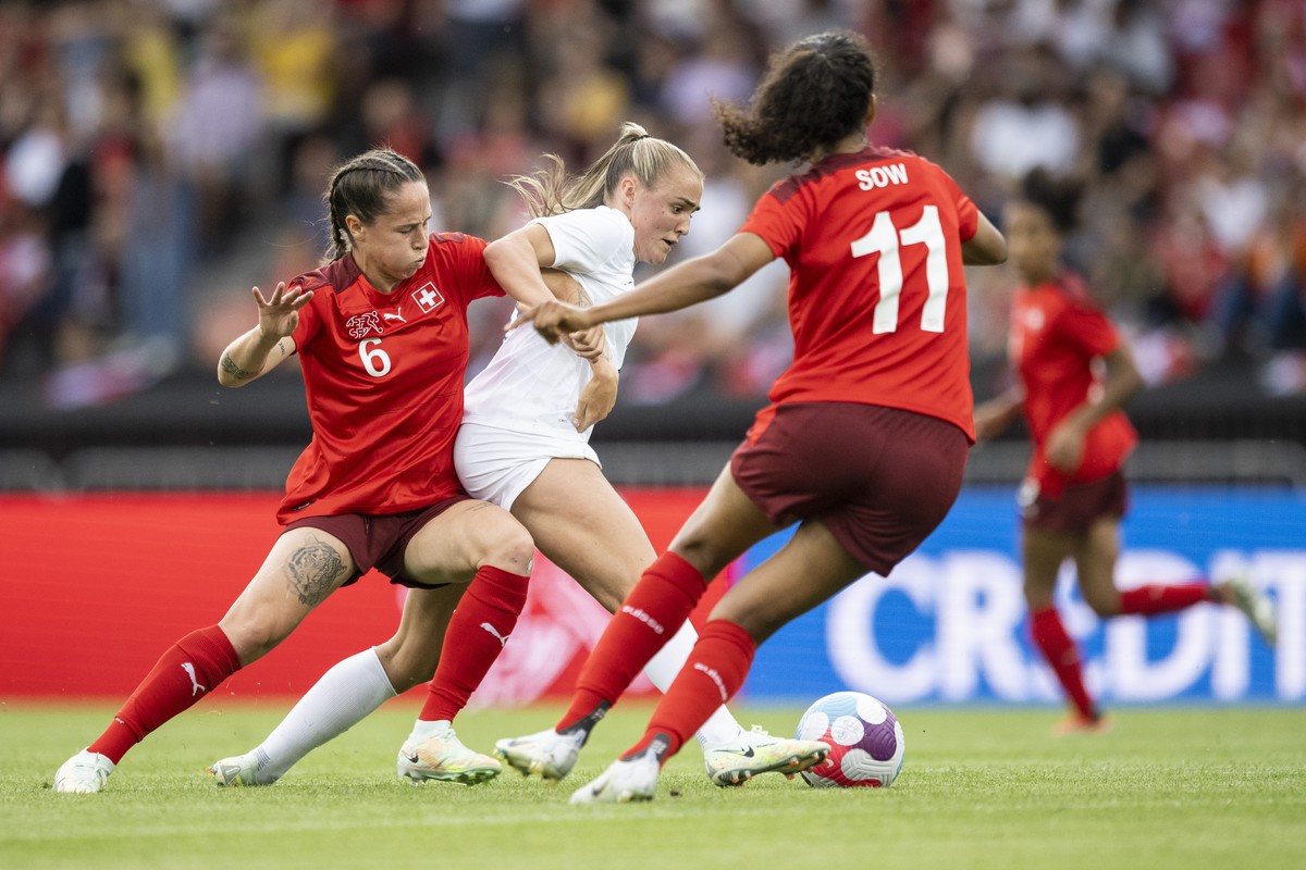 Geraldine Reuteler, right, fights for the ball with England's Georgia Stanway, left, during an international friendly test match between the national soccer team of Switzerland and England, at th ...