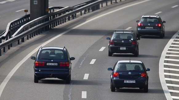 THEMENBILD ZUR SESSION THEMA RECHTSVORBEIFAHREN AUF AUTOBAHN --- Autos sind unterwegs auf der Autobahn A1 in Oftringen im Kanton Aargau, aufgenommen am 25. September 2009. (KEYSTONE/Gaetan Bally)