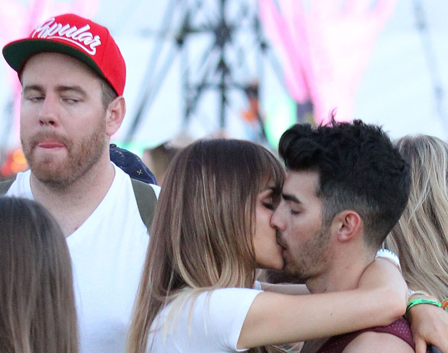 Blanda knutscht beim Coachella Festival im April 2014 mit dem Joe herum. Der junge Herr links von ihnen würde entweder grad gerne Schoggi essen oder vielleicht auch mitmachen. Vielleicht fragt er sich ...