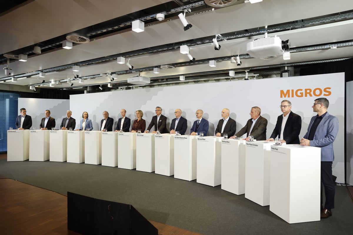 Mario Irminger, Praesident Generaldirektion Migros-Genossenschafts-Bund, Mitte, spricht neben Ursula Nold, Praesidentin Verwaltung Migros-Genossenschafts-Bund, Mitte links, und den Praesidenten der Mi ...