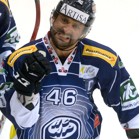 Ambris Paolo Duca, rechts, und Thibaut Monnet, links, feiern das 4-3 erziehlt duch Paolo Duca beim Eishockey Meisterschaftsspiel der National League A zwischen dem HC Ambri-Piotta und dem Geneve-Serve ...