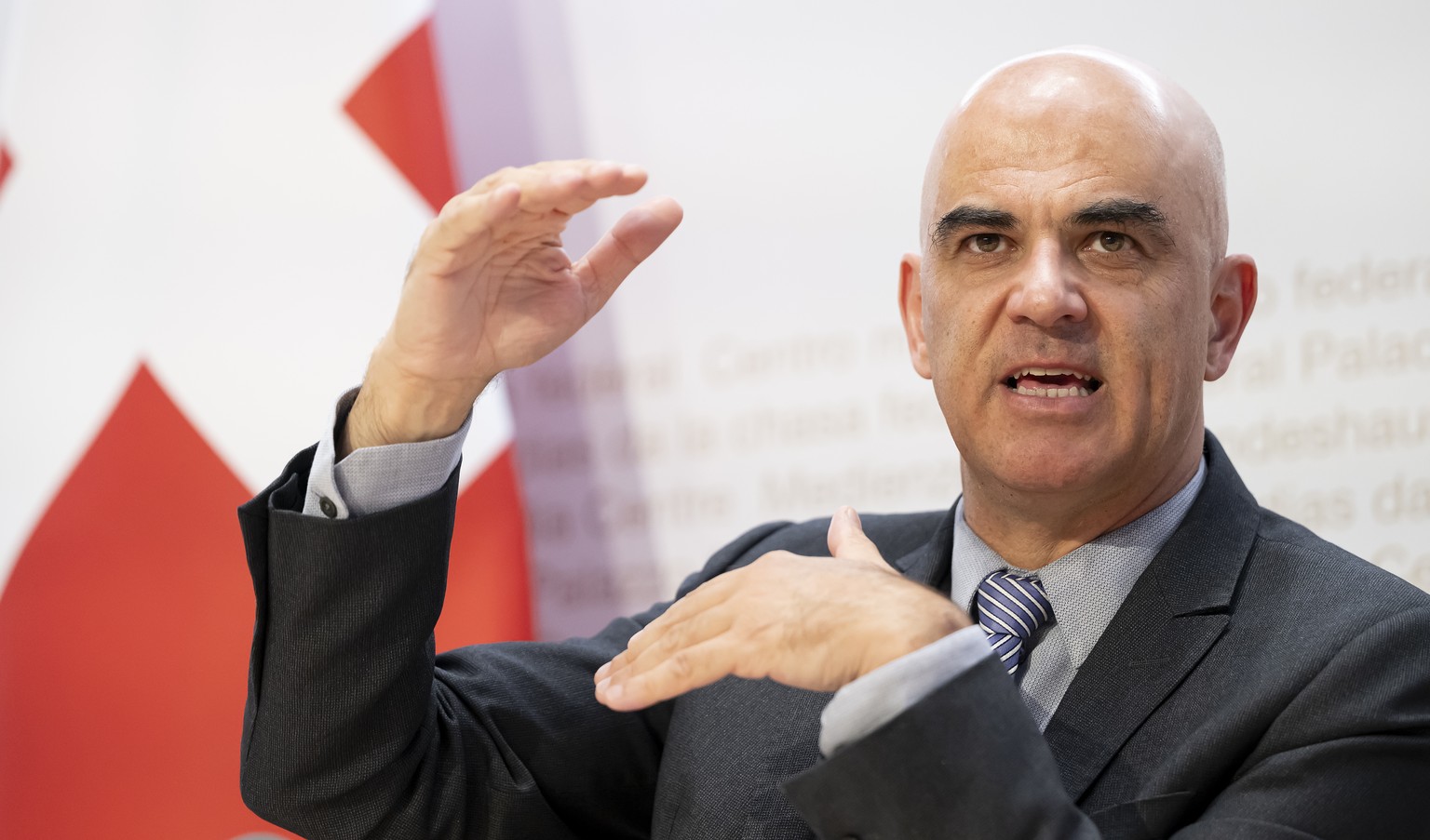 Bundespraesident Alain Berset spricht an einer Medienkonferenz ueber die Aenderung der Verordnung ueber die Krankenversicherung und der Krankenpflege-Leistungsverordnung, am Freitag, 22. September 202 ...