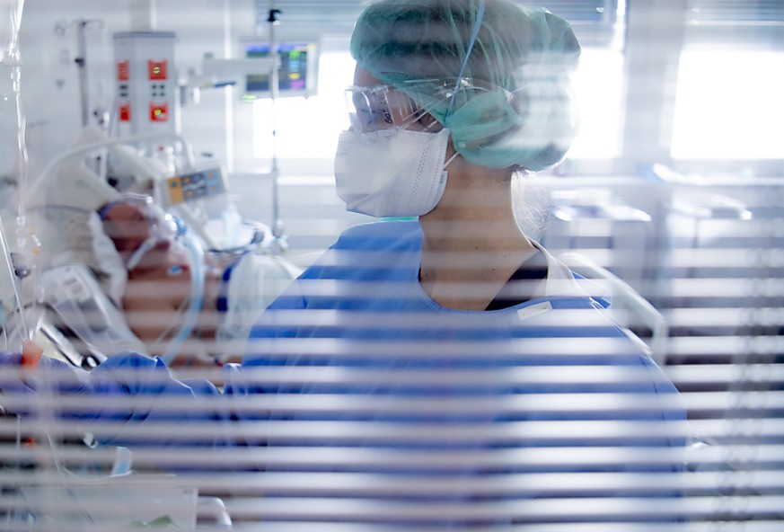 Behandlungsraum für Covid-19-Patienten im Spital in Rennaz VD. Die Zahl der Covid-19-Fälle in der Schweiz hat nach Angaben des BAG erneut zugenommen. (Archivbild)