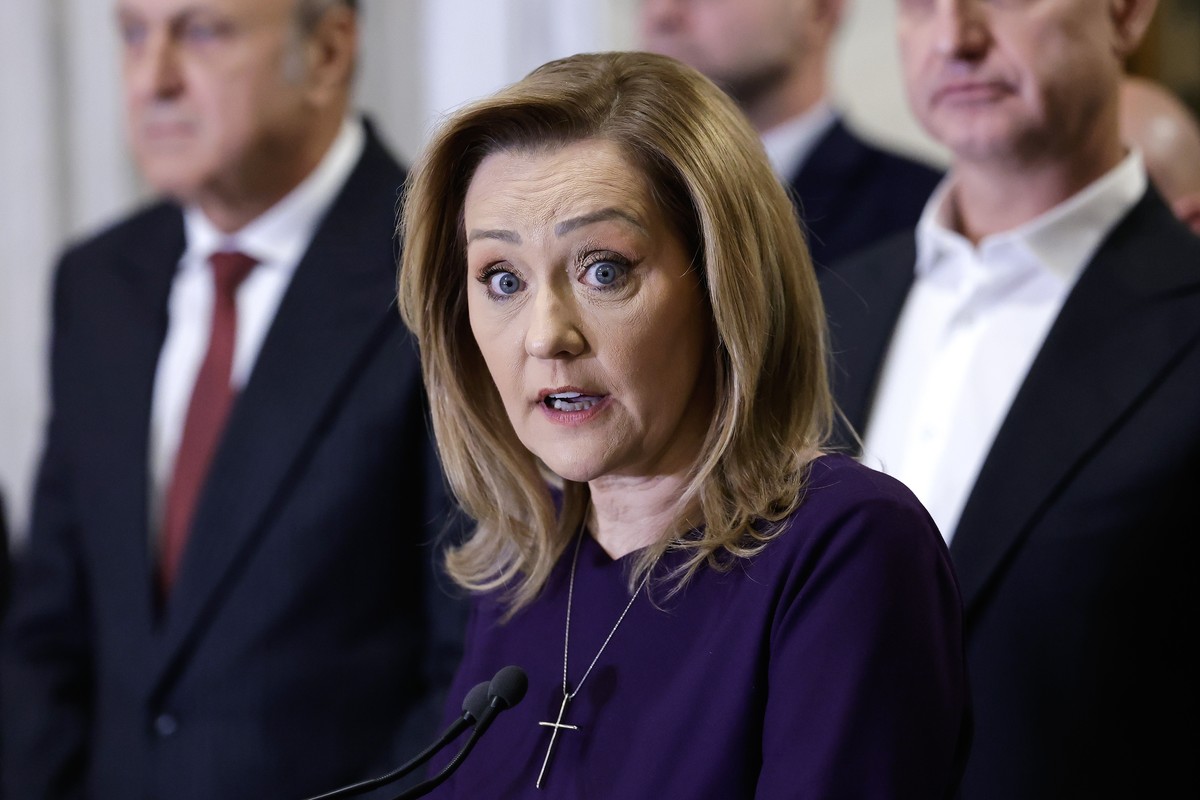 epa11756322 Save Romania Union (USR) party leader and run-off presidential candidate Elena Lasconi speaks during a press conference following her meeting with business community leaders ahead of the c ...