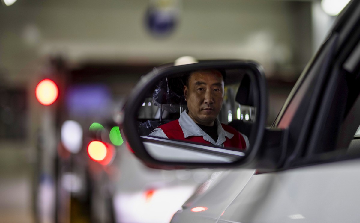 epa08746783 A man drives a car trough production line of Dongfeng Yueda KIA Motors factory in Yancheng, Jiangsu province, China, 15 October 2020. Dongfeng Yueda KIA Motors Plant 3 was put into operati ...