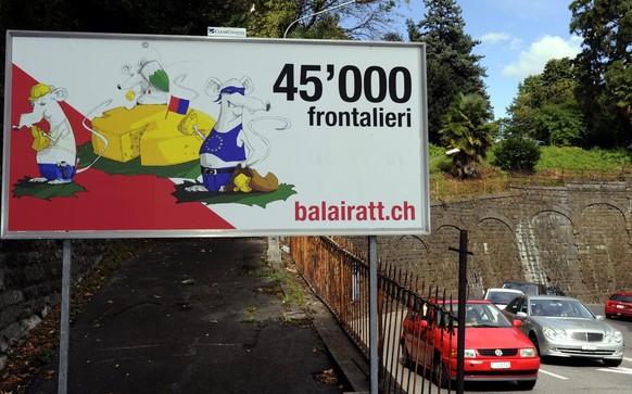 Eines der umstrittenen Plakate an der Via Besso in Lugano, aufgenommen am Dienstag, 28. September 2010. Eine Werbekampagne mit drei Ratten, die ueber Schweizer Kaese herfallen, sorgt im Tessin derzeit ...
