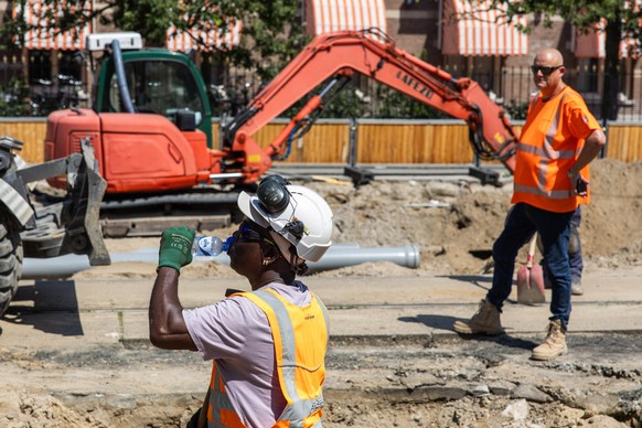 epa13049400 Construction workers at work in the sun in Amsterdam, the Netherlands, 19 June 2026. Due to the warm weather, the National Heat Plan is in effect nationwide. EPA/DINGENA MOL