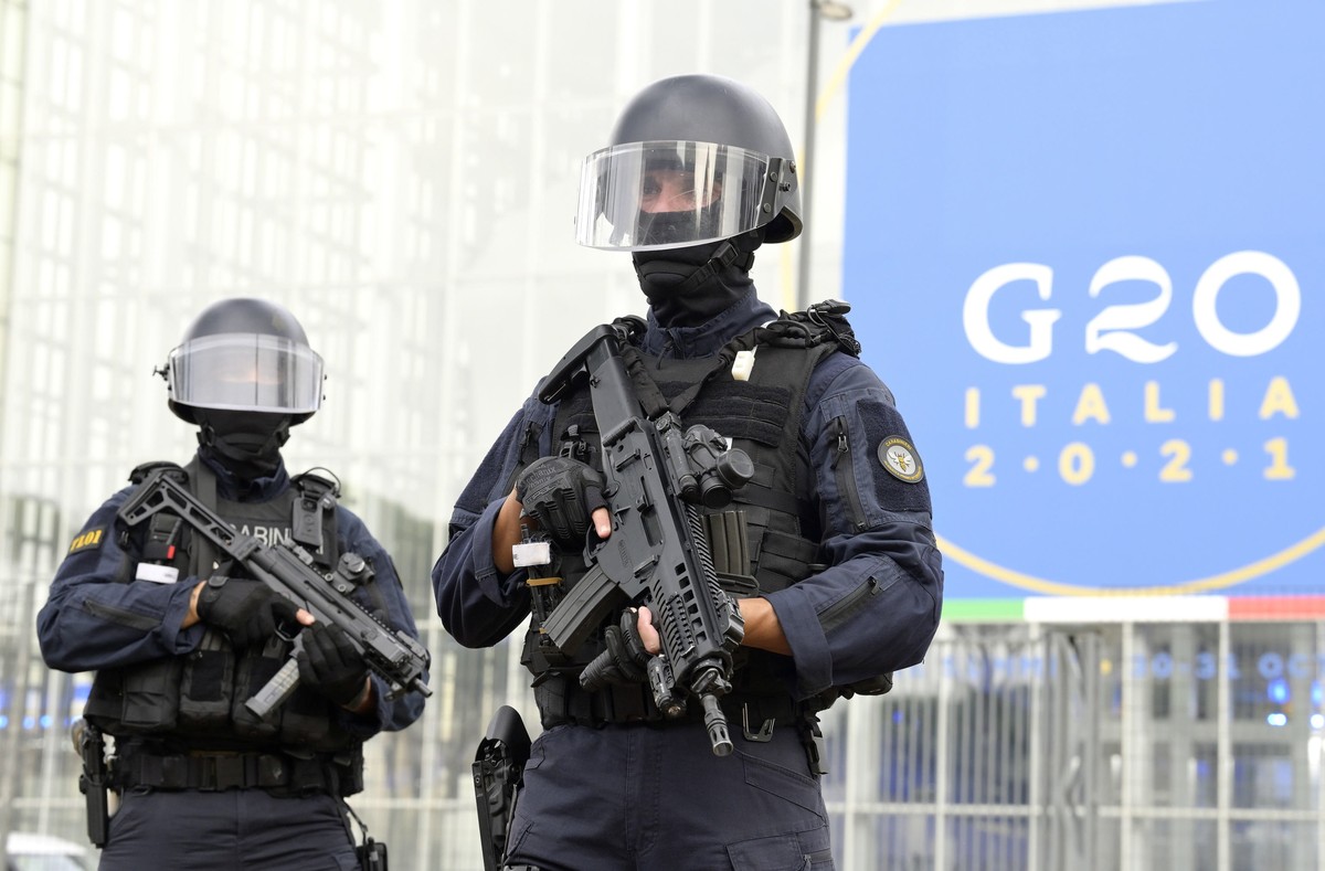 epa09551743 Armed Carabinieri members from the 'First Intervention Team' (API) stand guard outside a G20 venue during prevention and security service ahead of the international summit in Rom ...
