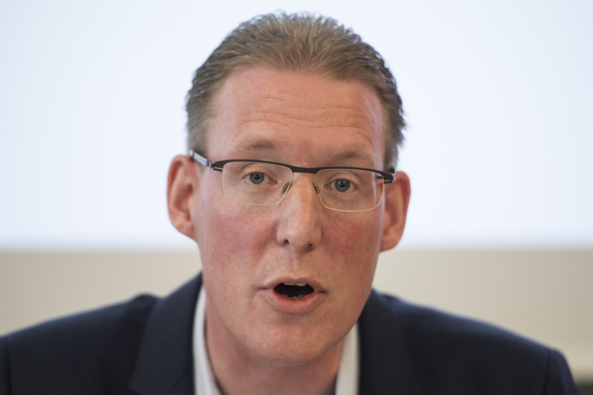 Adrian Wuethrich, Praesident des Vereins "Vaterschaftsurlaub jetzt!" und Praesident Travail.Suisse, sowie weitere Dachverbaende lancieren die Volksinitiative fuer einen vierwoechigen bezahlt ...