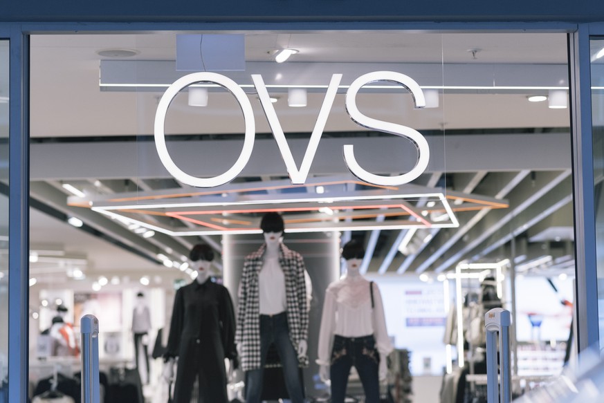 ARCHIV  ZUM DROHENDEN KONKURS DER SEMPIONE FASHION, WELCHE DIE SCHWEIZER OVS-KLEIDERGESCHAEFTE BETREIBT, STELLEN WIR IHNEN FOLGENDES BILDMATERIAL ZUR VERFUEGUNG - A neon sign above the entrance area  ...