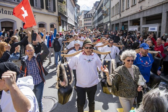 Corona-Skeptiker vor dem Tell Denkmal in Altdorf bei einem nicht bewilligten Demonstrationsumzug gegen die Corona-Massnahmen und Maskenpflicht, am Samstag, 10. April 2021, in Altdorf. (KEYSTONE/Urs Fl ...