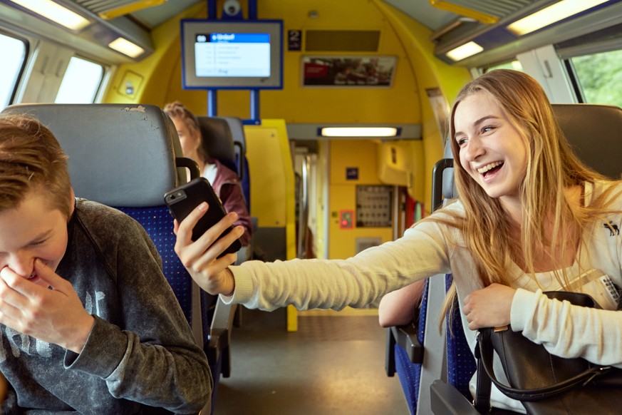 Da kommt der lustigste Snapchat-Filter nicht weiter als bis zum Nachbarsitz: Kein Empfang im Zug. &nbsp;