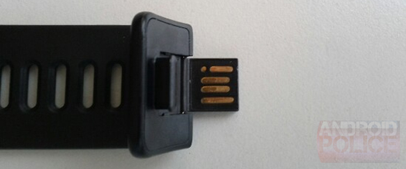 Im Armband ist ein USB-Anschluss versteckt.