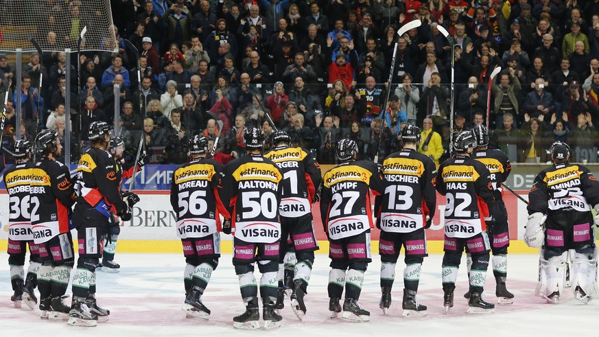 Berns Spieler jubeln mit ihren Fans nach dem Sieg im fuenften Eishockey Playoff-Halbfinalspiel der National League zwischen dem SC Bern und den ZSC Lions, am Donnerstag, 5. April 2018, in der PostFina ...