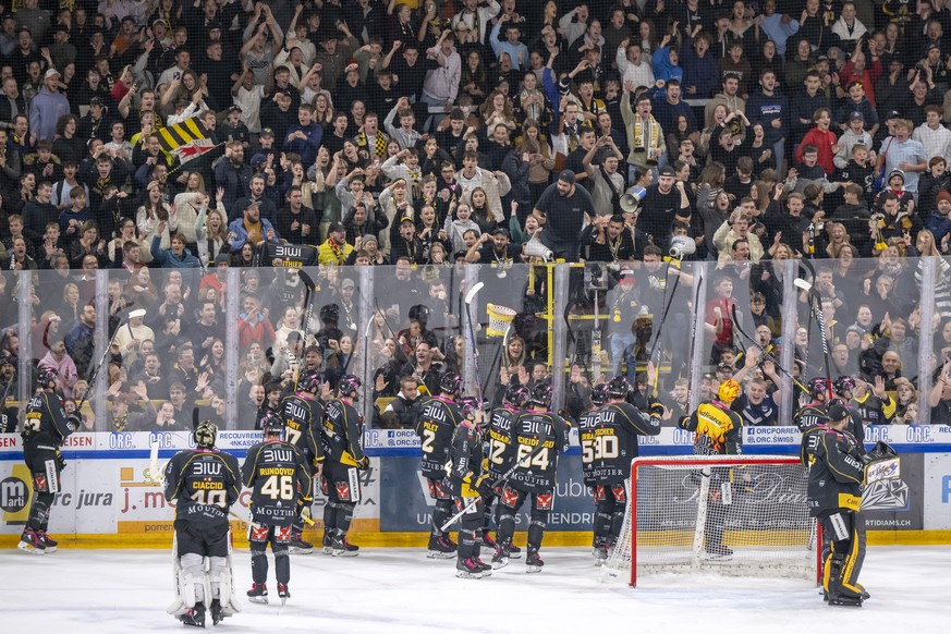 Spieler und Fans jubeln nach dem 5:2-Sieg nach dem Eishockey-Qualifikationsspiel der National League zwischen dem HC Ajoie und dem EHC Kloten in der Raiffeisen Arena in Porrentruy, am Dienstag, 31. Ok ...
