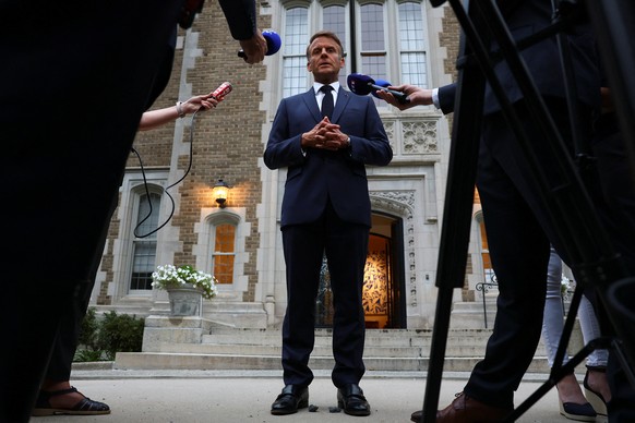 epa12308990 French President Emmanuel Macron speaks with the media after a meeting with U.S. President Donald Trump, Ukrainian President Volodymyr Zelenskiy and European leaders, amid negotiations to  ...
