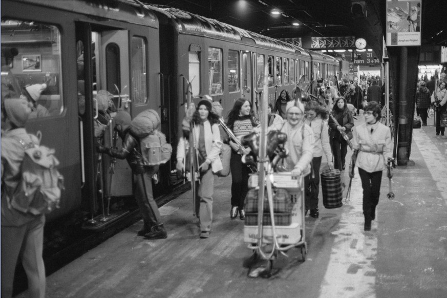 Abreise in die Schulskiferien am Hauptbahnhof Zürich am 12.02.1973.