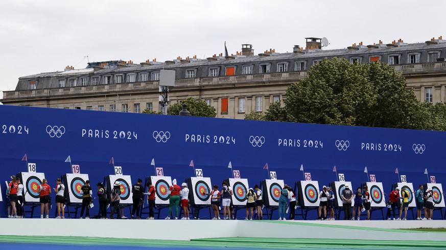 epa11495457 Athletes compete in the Women Individual Ranking Round of the Archery competitions in the Paris 2024 Olympic Games, at the Invalides in Paris, France, 25 July 2024. EPA/CAROLINE BREHMAN