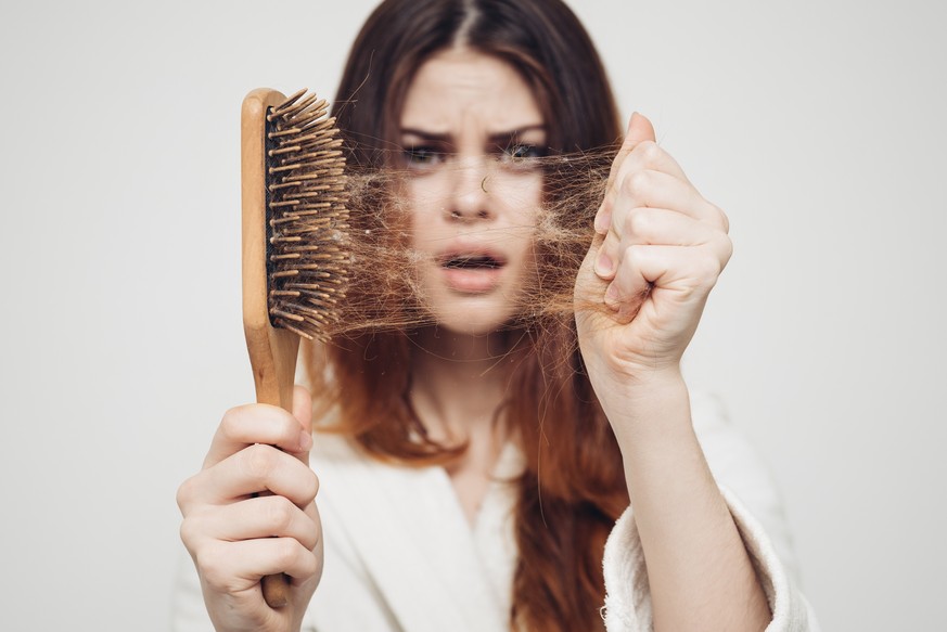 Halb so wild: Dass rund 100 ausgefallene Haare pro Tag voll normal sind, wissen ja mittlerweile die meisten.