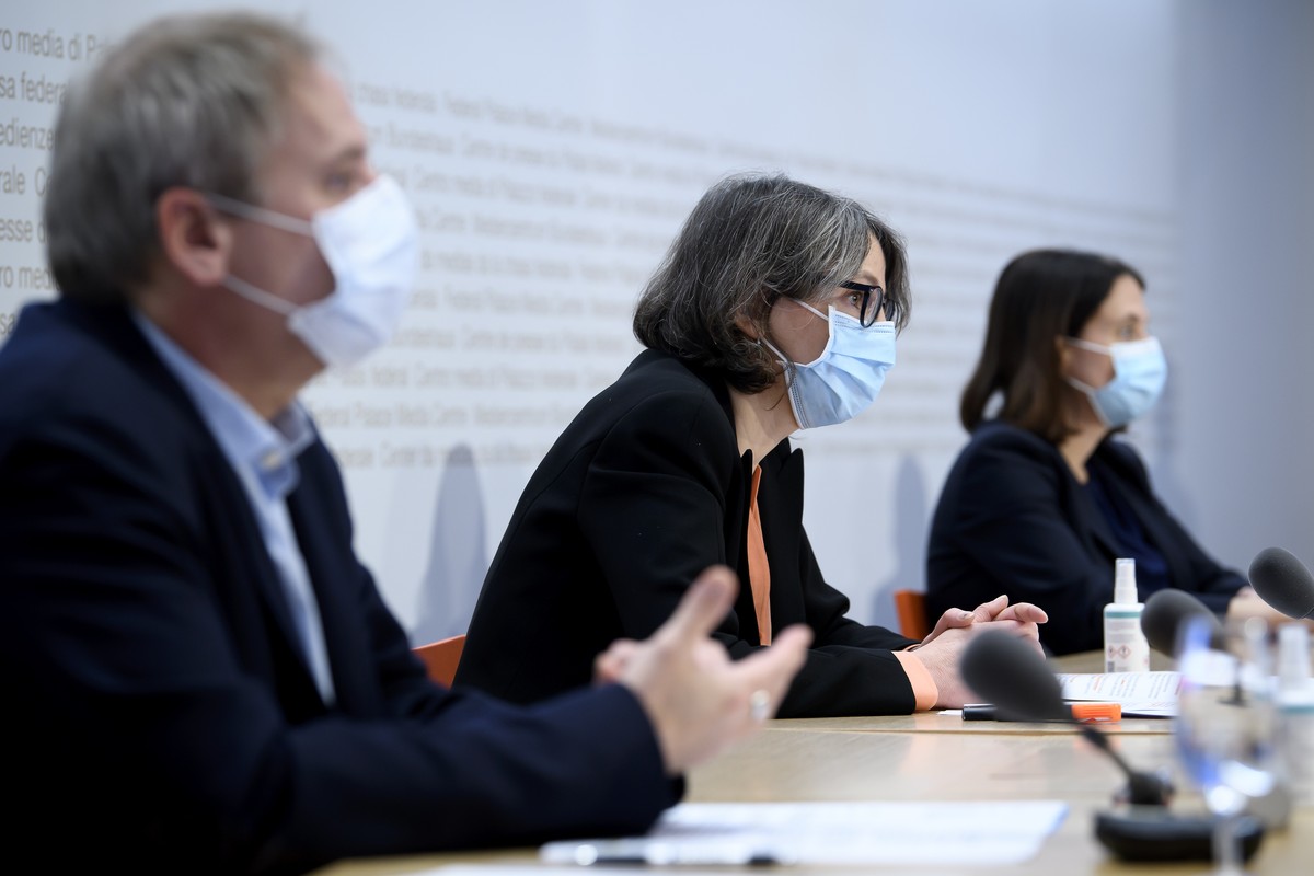 Anne Levy, Direktorin, Bundesamt fuer Gesundheit BAG, Mitte, spricht an der Seite von Patrick Mathys, Leiter Sektion Krisenbewaeltigung und internationale Zusammenarbeit, Bundesamt fuer Gesundheit BAG ...
