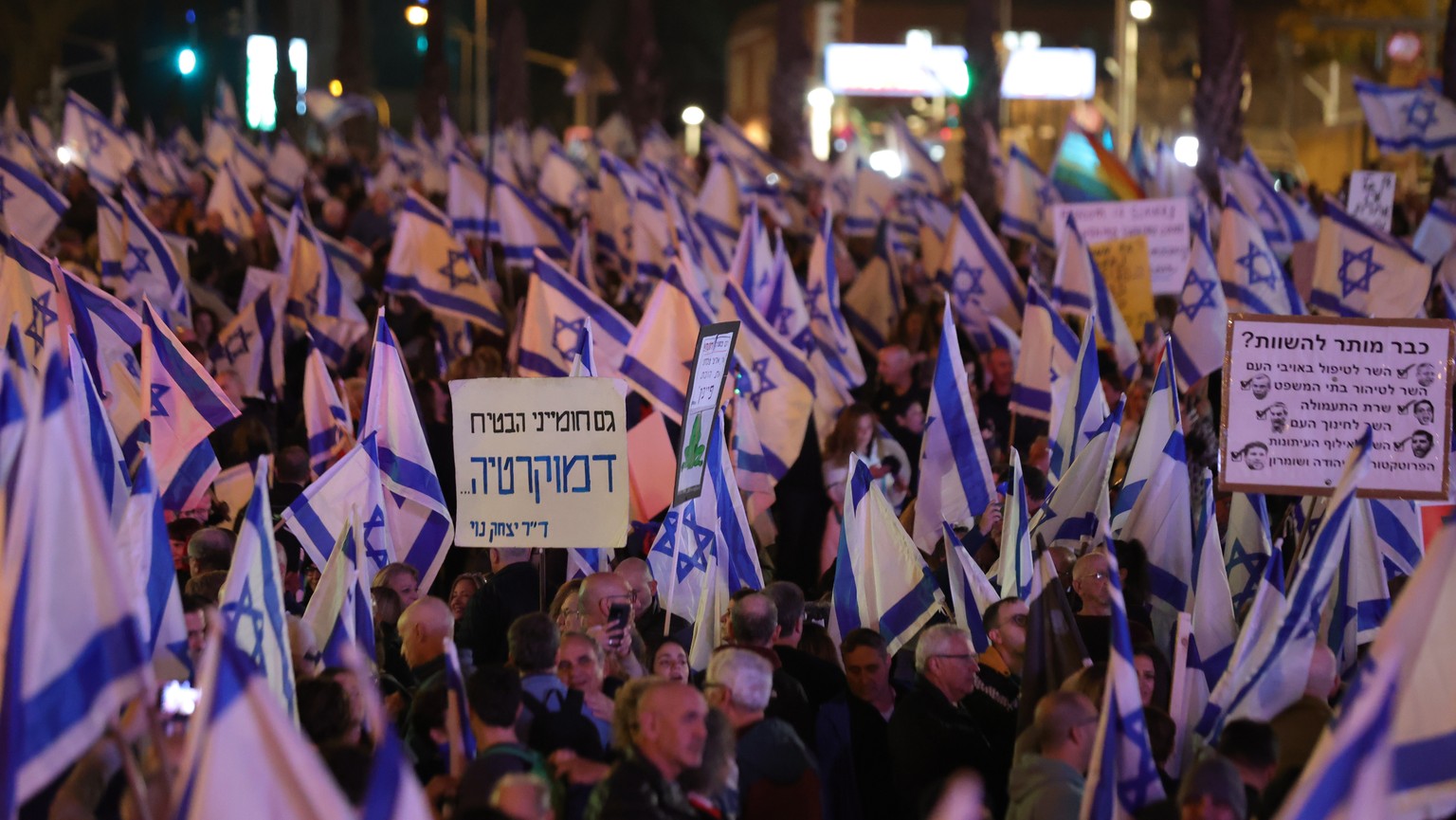 epa10420961 People take part in a protest against the new government in Tel Aviv, Israel, 21 January 2023. A statement made by the country&#039;s new Justice Minister Levin declaring his intention to  ...