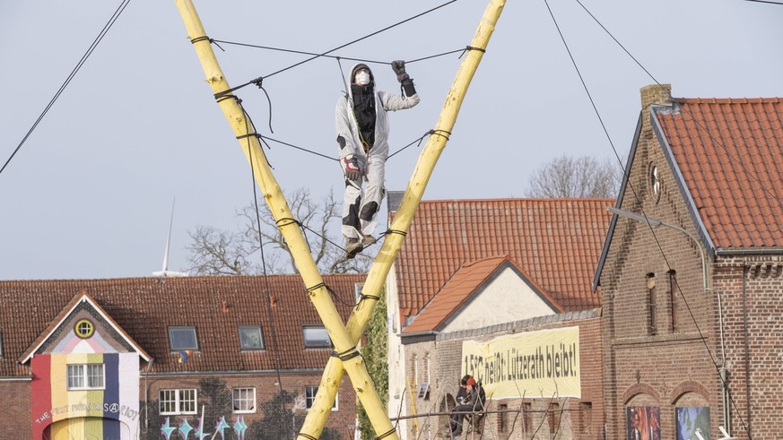 Klimaaktivisten protestieren in dem zur Stadt Erkelenz gehoerenden Weiler gegen den Kohleabbau und wollen sich der Abbaggerung des Ortes durch den Energiekonzern RWE widersetzen. Foto vom 10.01.2023:  ...