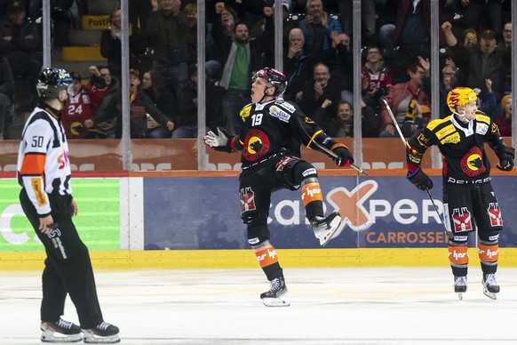 Waltteri Merelae (SCB), Mitte, jubelt nach seinem Tor zum 1-0 neben Headschiedsrichter Phillip Stroebel, links, und PostFinance Top Scorer Austin Czarnik (SCB), rechts, beim Eishockey Meisterschaftssp ...