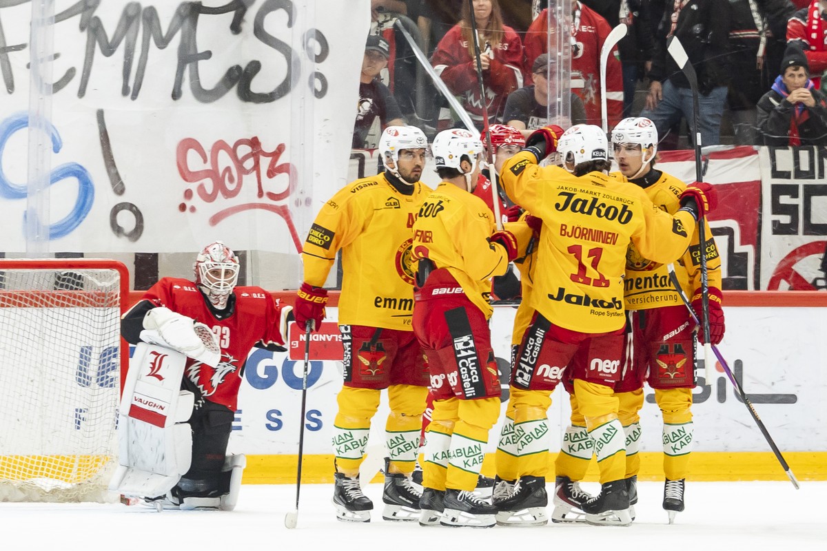 Les joueurs de SCL Tigers, SCL, celebre un but face au gardien Kevin Pasche (LHC), gauche, lors du match du championnat suisse de hockey sur glace de National League entre Lausanne HC (LHC) et SCL Tig ...