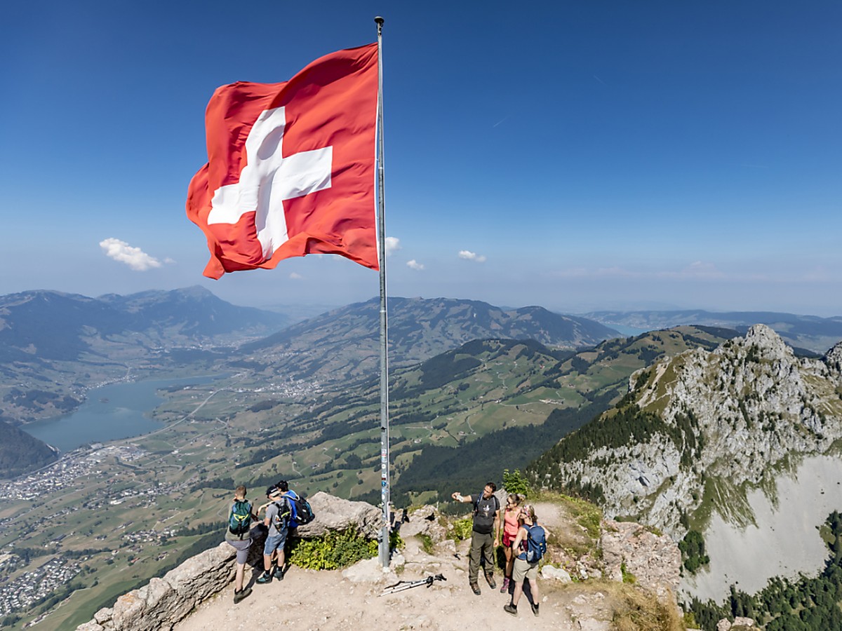 Wanderer auf dem Grossen Mythen im Kanton Schwyz.