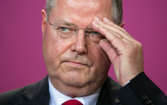 epa03879115 Social Democratic Party (SPD) chancellor candidate Peer Steinbrueck reacts to the first results of the 2013 German federal elections at SPD party headquarters in Berlin, Germany, 22 Septem ...