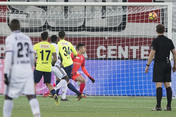 Thuns Goalie Djordje Nikolic, rechts, ist geschlagen, Basels Dimitri Oberlin, links, trifft zum 0:1 im Fussball Meisterschaftsspiel der Super League zwischen dem FC Thun und dem FC Basel, am Samstag,  ...