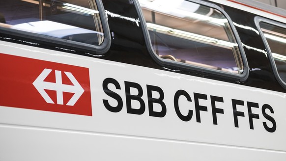ARCHIV - ZUR BILANZMEDIENKONFERENZ DER SBB STELLEN WIR IHNEN FOLGENDES BILDMATERIAL ZUR VERFUEGUNG, AM DIENSTAG, 19. MAERZ 2019 - Blick auf den ersten rundum erneuerten IC2000-Intercity-Zug, praesenti ...