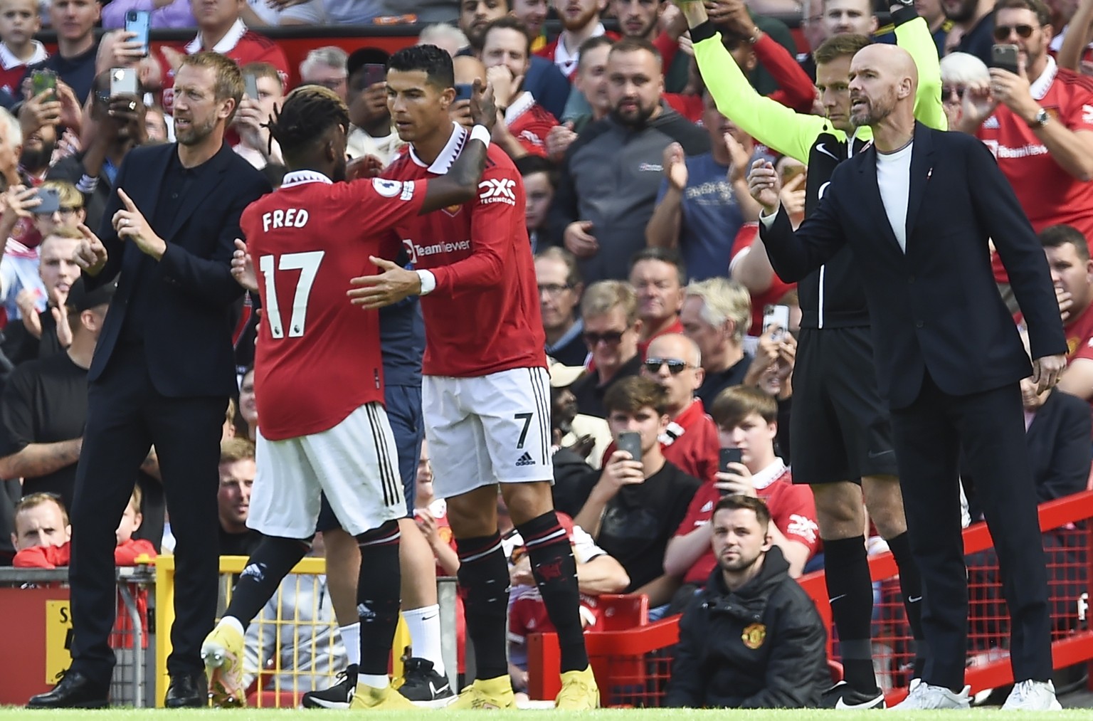 epa10110086 Cristiano Ronaldo (C) of Manchester United replaces his teammate Fred (2-L) during the English Premier League soccer match between Manchester United and Brighton Hove Albion in Manchester, ...