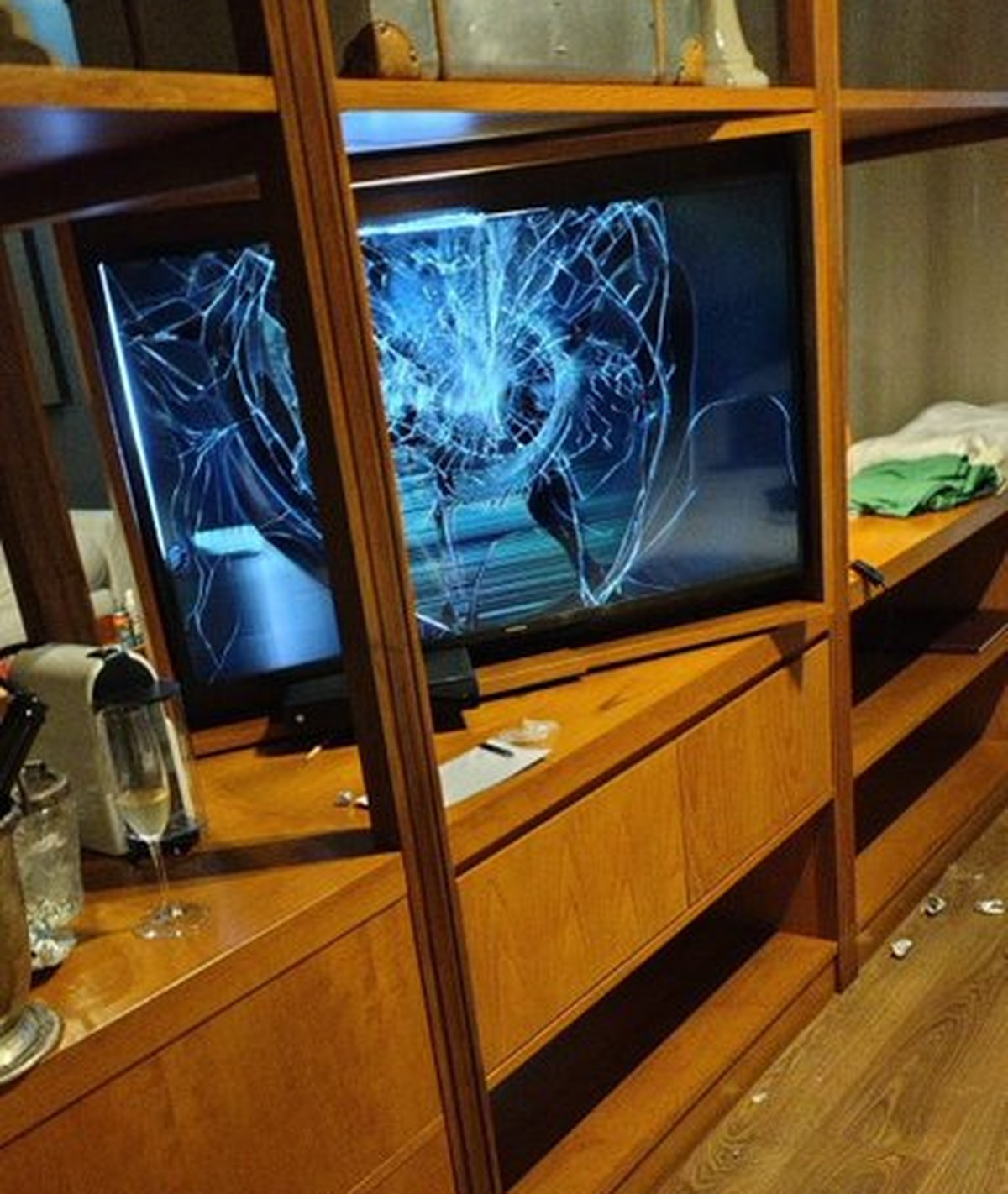Dieses zerstörte TV-Gerät soll sich in Paynes Zimmer befinden.