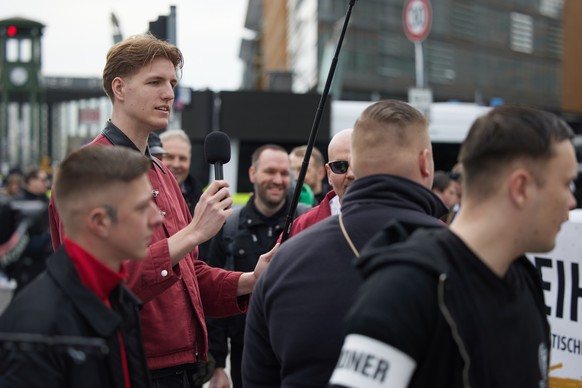 Kundgebung Die Heimat und Deutsche Jugend Voran (DJV) ** NUR F�R REDAKTIONELLE ZWECKE ** EDITORIAL USE ONLY **Etwa zwanzig Teilnehmer sind auf einer Demonstration von Die Heimat und Deutsche Jugend Vo ...