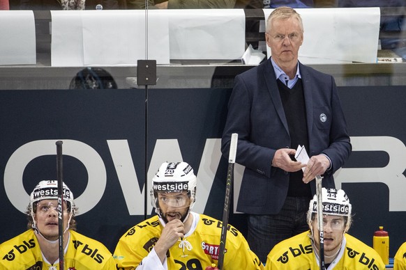 Berns Gregory Sciaroni, Berns Daniele Grassi, SC Bern Cheftrainer Kari Jalonen und Berns Andre Heim, von links, im zweiten Eishockey Playoff-Finalspiel der National League zwischen dem EV Zug und dem  ...