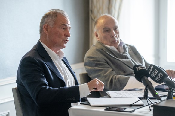 Der Unternehmer Bernhard Alpstaeg, rechts, mit seinem Anwalt Sacha Wigdorovits, links, aeussern sich an der Pressekonferenz am Dienstag, 21. M�rz 2023 im Hotel Schweizerhof in Luzern, nachdem eine ext ...