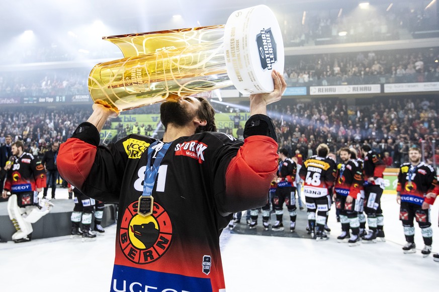 Berns Thomas Ruefenacht kuesst den Pokal nach dem Sieg im fuenften Eishockey Playoff-Finalspiel der National League zwischen dem SC Bern und dem EV Zug, am Samstag, 20. April 2019, in der Postfinance  ...