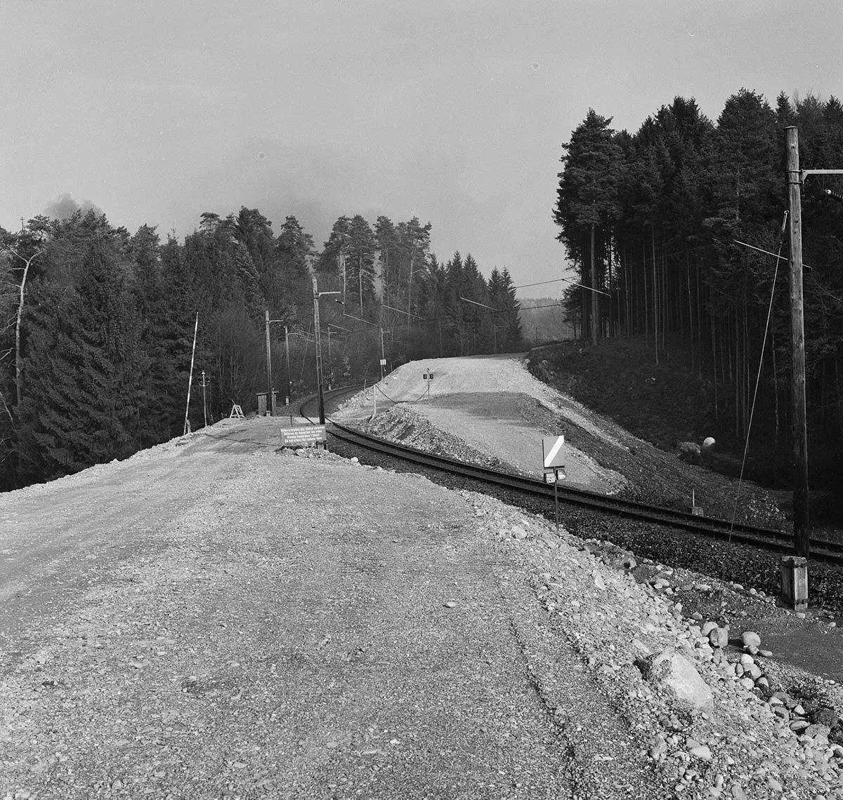 La nouvelle ligne recouvre l’ancien tracé de la ligne du National-Suisse de 1877.
https://www.sbbarchiv.ch/detail.aspx?ID=471474