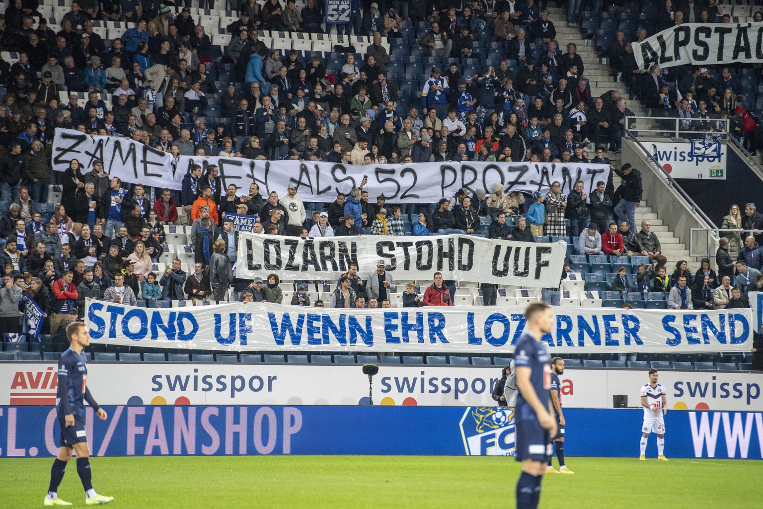 Die Fans Protestieren mit 52 Transparenten gegen die Plaene des Mehrheitsaktionaers Bernhard Alpstaeg beim Super League Meisterschaftsspiel zwischen dem FC Luzern und dem FC Lugano vom Samstag, 22. Ok ...