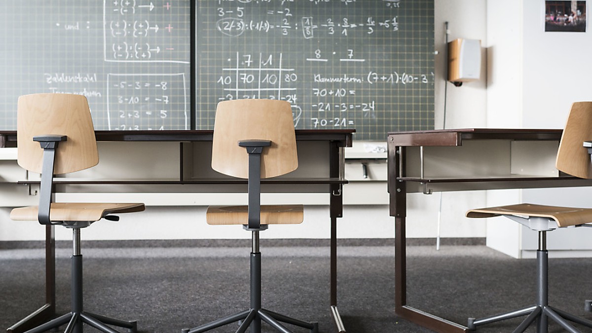 Im Fach Mathematik sind die Schweizer Schülerinnen und Schüler immer noch gut klassiert, während sie beim Lesen und im Fach Wissenschaft den OECD-Durchschnitt nur noch knapp übertreffen. (Archivbild)