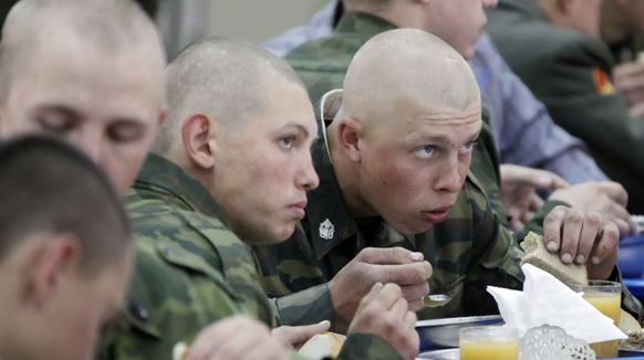 Russische Soldaten beim Essen: Ein Großteil der Verpflegung kam von einer Prigoschin-Firma.