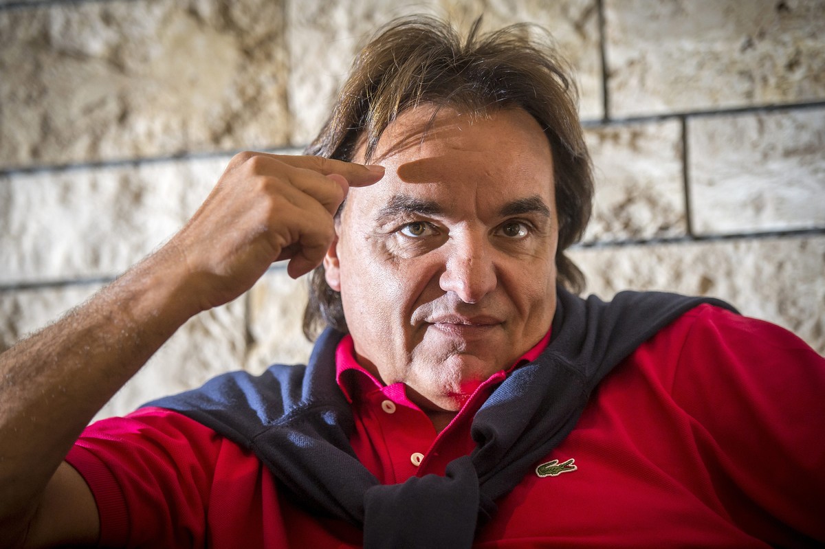 ARCHIVBILD ZUM 60. GEBURTSTAG VON CHRISTIAN CONSTANIN AM 7. JANUAR --- Christian Constantin, president du FC Sion, repond aux journalistes dans ses batiments de la Porte d'Octodure a Martigny ce  ...