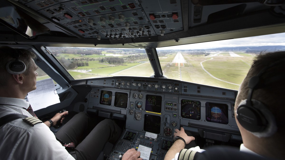 ZUR MELDUNG, DASS SICH SWISS-PILOTEN GEGEN DIE ZWEIPERSONENREGEL IM COCKPIT WEHREN, STELLEN WIR IHNEN AM MITTWOCH 17. FEBRUAR 2016 FOLGENDES ARCHIVBILD ZUR VERFUEGUNG. - Die Piloten sind auf dem Lande ...