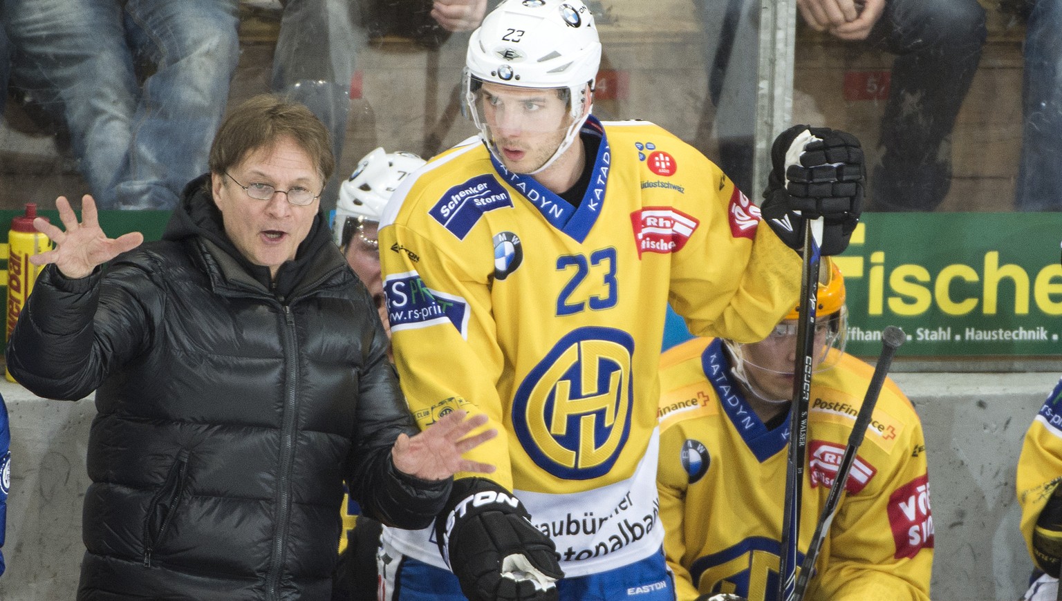 Davos Coach Arno Del Curto, gibt Samuel Walser Anweisungen, Mitte, waehrend dem Meisterschaftsspiel der NLA, zwischen den SCL Tigers und dem HC Davos, am Dienstag, 26. Januar 2016, in der Ifishalle in ...