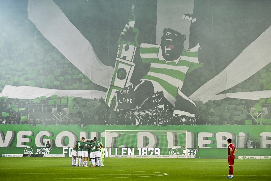 Choreo der St. Galler Fans, im Fussball Super League Spiel zwischen dem FC St. Gallen und dem FC Winterthur, am Samstag, 11. November 2023, im Kybunpark in St. Gallen. (KEYSTONE/Gian Ehrenzeller)