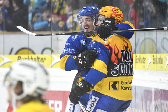 Marc Wieser, links, und Perttu Lindgren von Davos, bejubeln das 4-0 durch Wieser, beim Eishockey-Qualifikationsspiel der National League A zwischen dem HC Davos und SC Bern, am Freitag, 13. Januar 201 ...